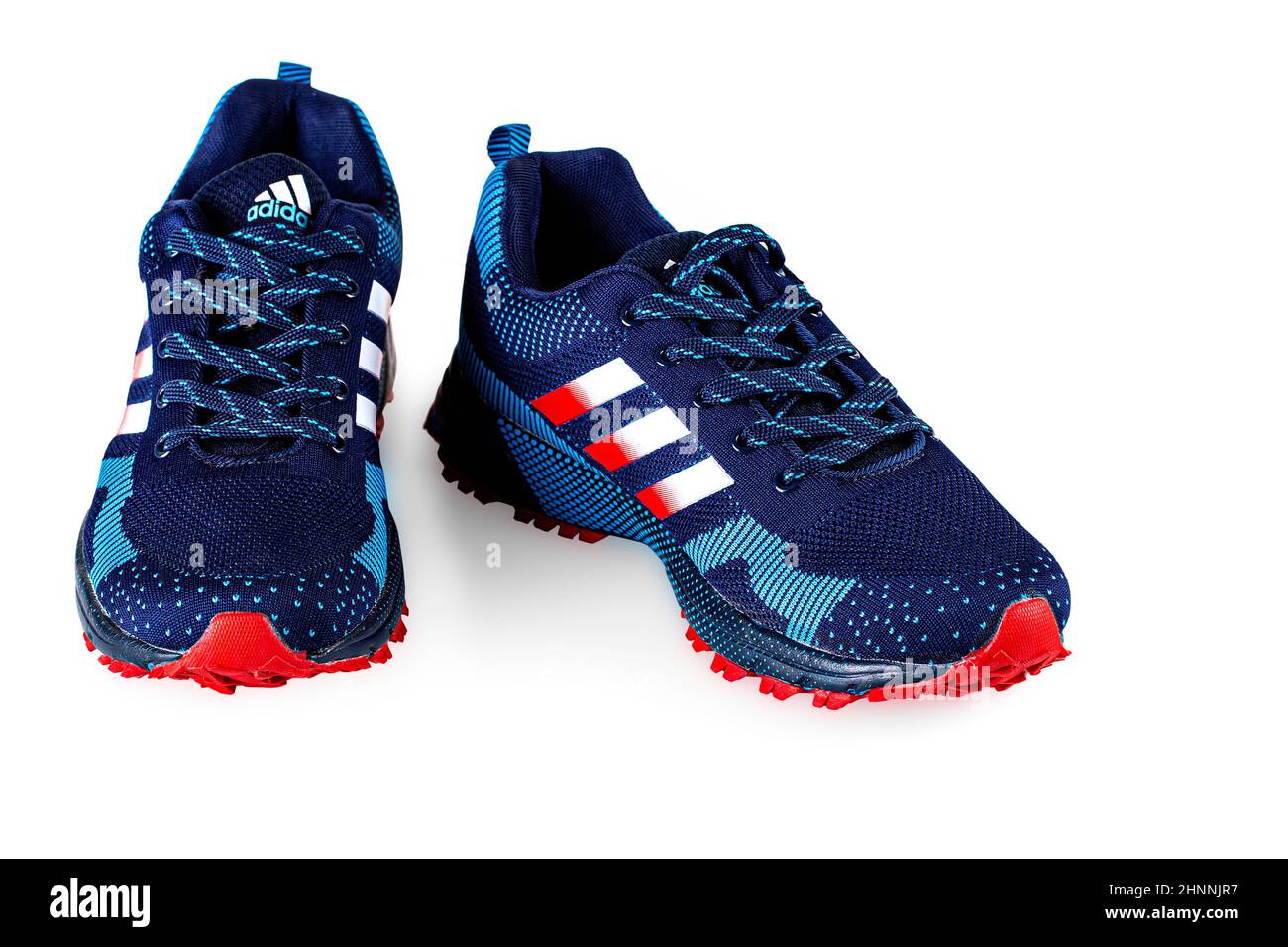 Blaue Adidas Laufschuhe. Adidas, Unternehmen in Deutschland. Isoliert auf Weiß. Stockfoto