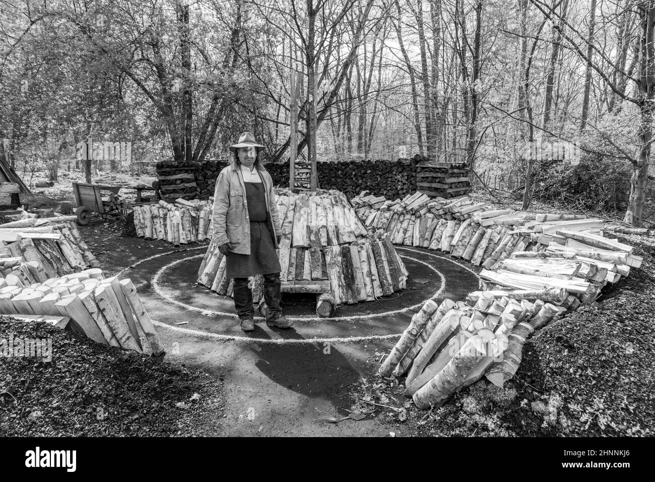Der Kohlebrenner bereitet das Holz im Hessenpark in Neu Anspach vor. Seit 1974 werden die traditionellen Jobs im Freilichtmuseum Hessenpark dem Publikum gezeigt Stockfoto