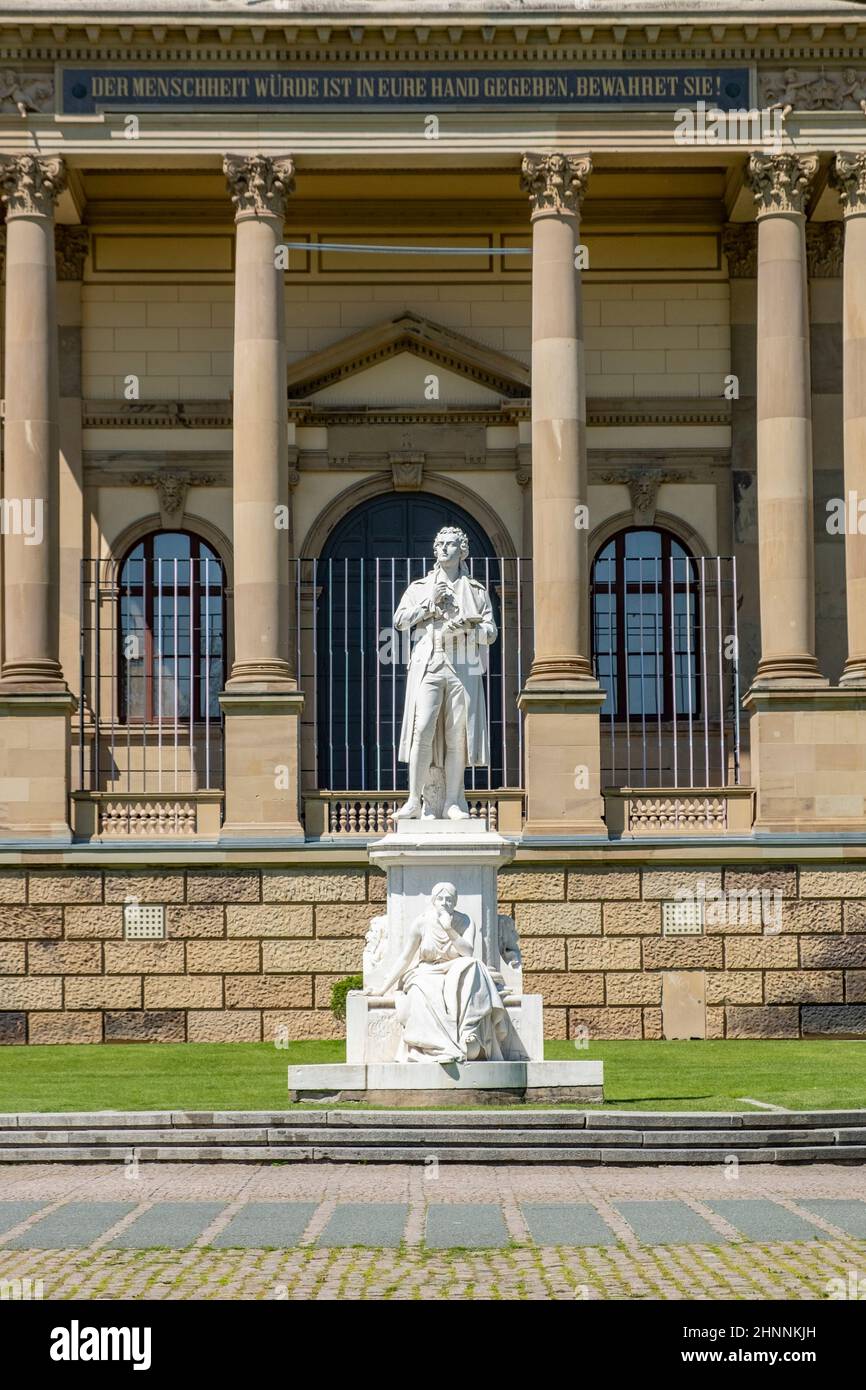 Vorderseite des Museums Wiesbaden, einem Ausstellungshaus für Kunst und Natur in Wiesbaden mit Statue von Friedrich Schiller Stockfoto