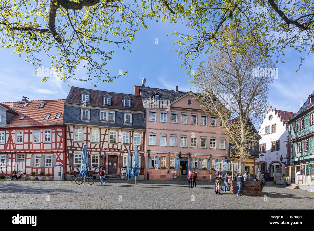 Auf dem alten historischen Marktplatz in Frankfurt-Hoechst genießen die Menschen einen warmen Frühlingstag Stockfoto