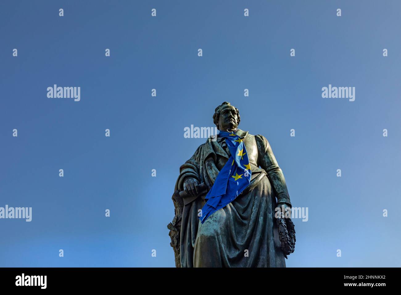 Statue von Johann Wolfgang von Goethe in Frankfurt am Main mit Flagge der europäischen Union, Deutschland Stockfoto