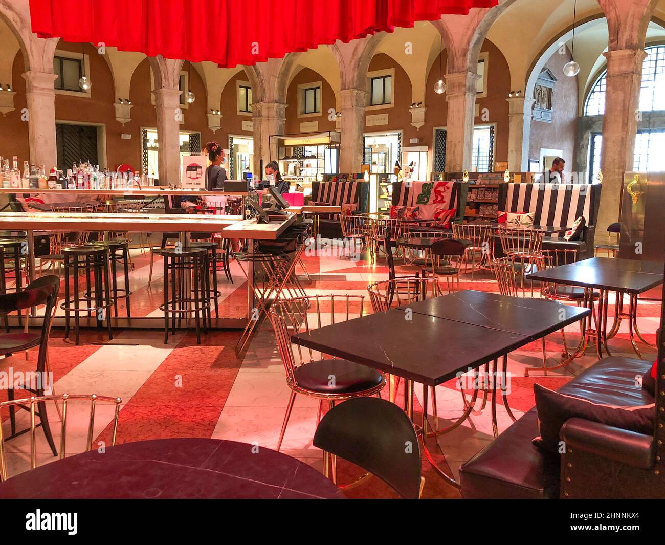 luxury-shops-in-venice-italy-fotos-und-bildmaterial-in-hoher