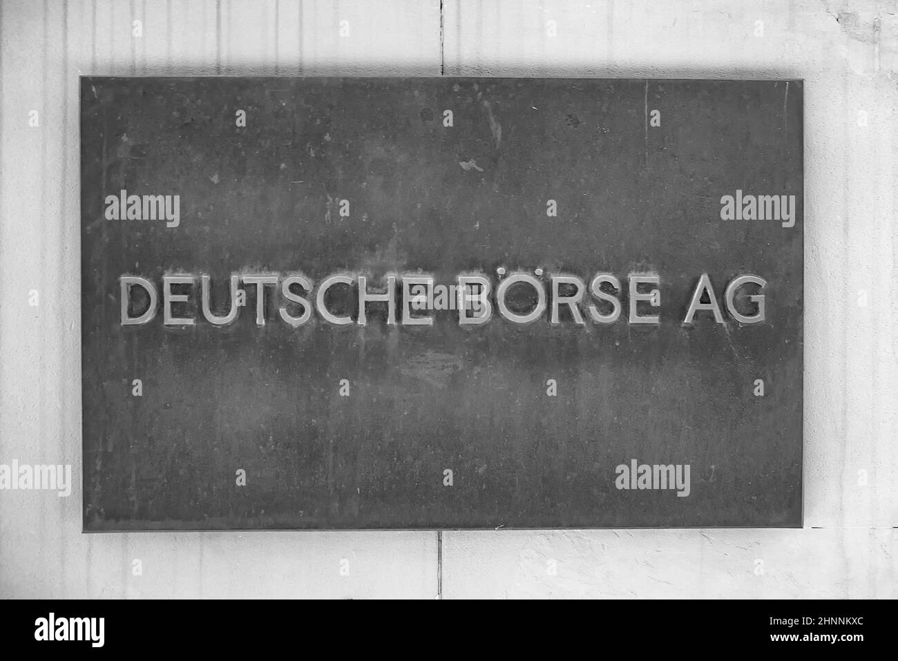 Nahaufnahme des Zeichens mit dem Schreiben der Deutsche Börse AG am Eingang der Frankfurter Börse. Einer der wichtigsten Aktienmärkte der Welt Stockfoto