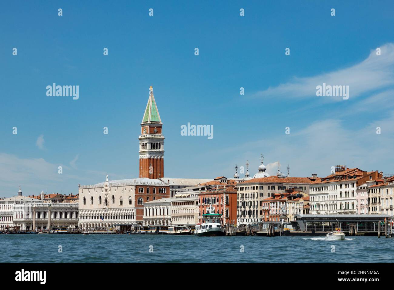 Blick auf den Markusplatz mit Fassade des Dogenpalastes in Venedig, Italien Stockfoto