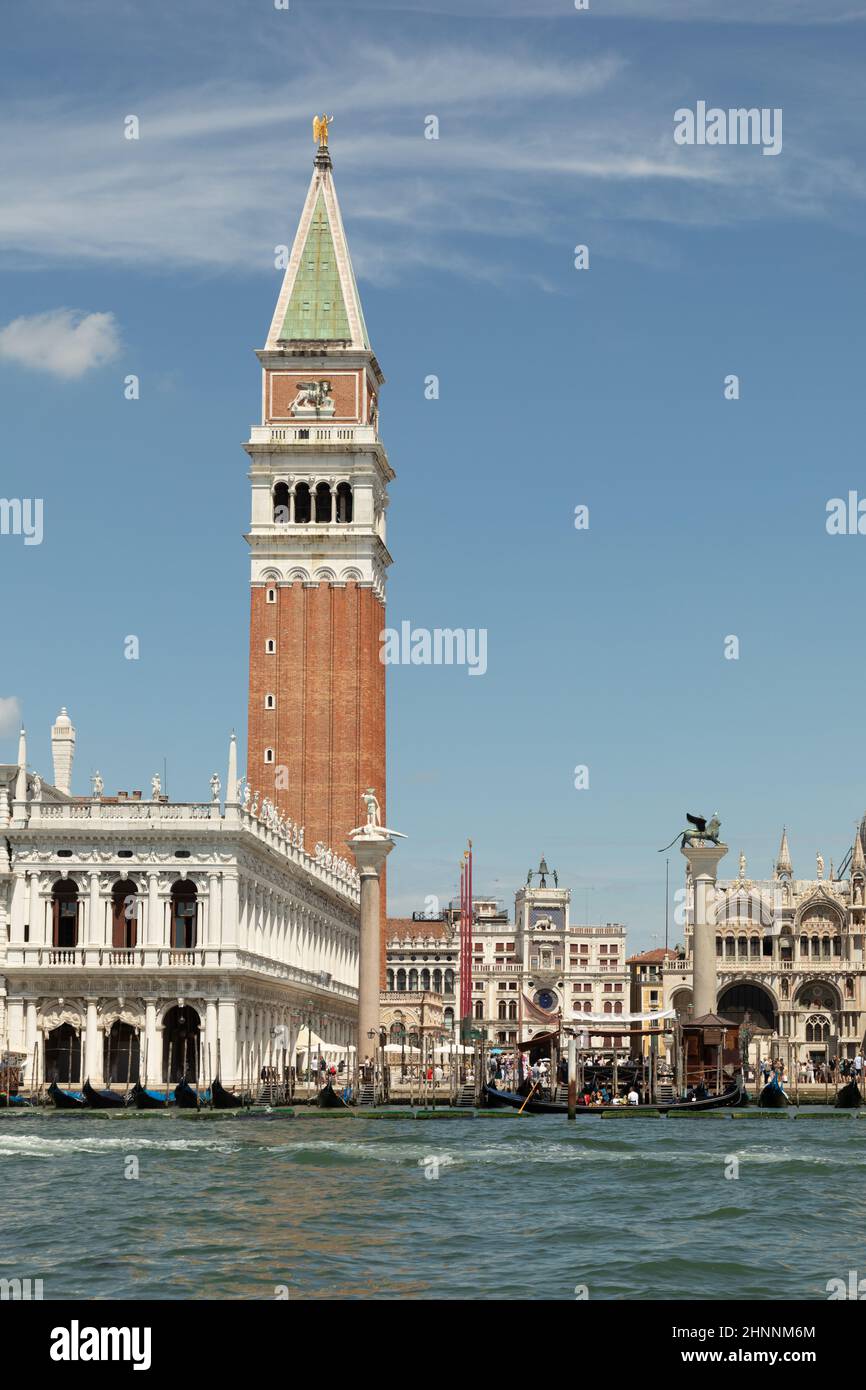 Markusplatz mit Gondeln am Dogenpalast und an der Promenade in Venedig, Italien Stockfoto