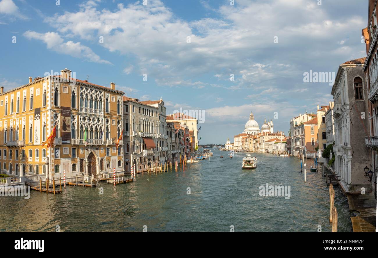 Blick auf canale grande von der Brücke Academia in der Nachmittagssonne in Venedig, Italien. Stockfoto