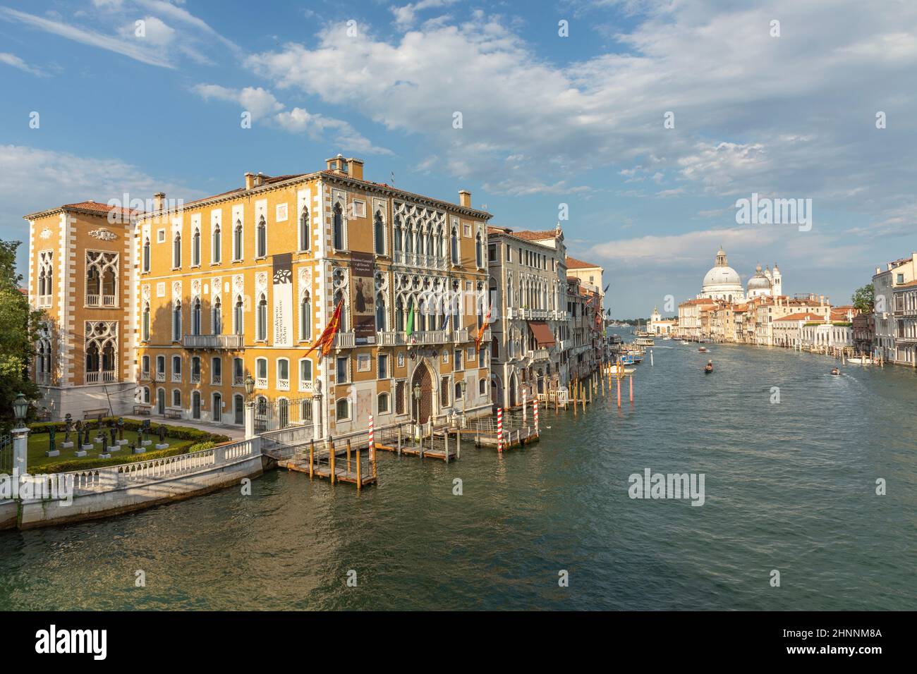 Blick auf canale grande von der Brücke Academia in der Nachmittagssonne in Venedig, Italien. Stockfoto