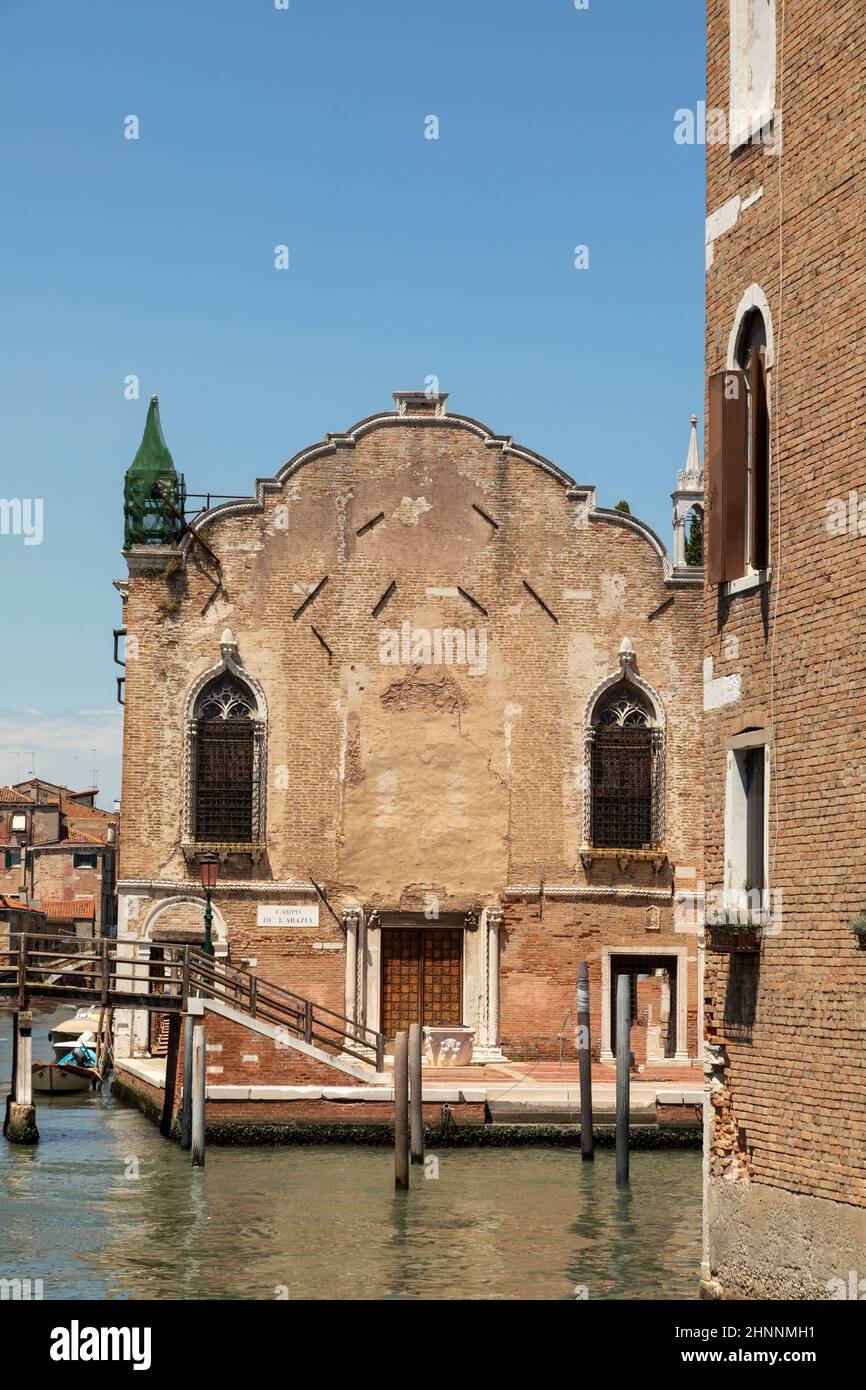 Scuola Vecchia De La Misericordia und Santa Maria della Misericordia, Kirche am Campo de l'Abazia, Cannaregio, Venedig Stockfoto