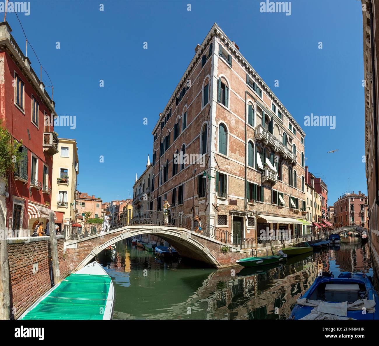 Touristen genießen Kanalblick mit Brücke San Stin in der Altstadt von San Polo in Venedig, Italien Stockfoto