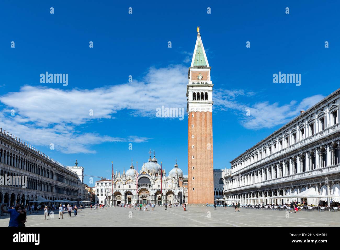 Die Menschen genießen den Besuch des Markusplatzes mit dem campanile und der Basilika in Venedig, Italien. Stockfoto