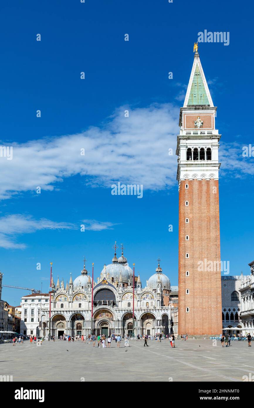 Die Menschen genießen den Besuch des Markusplatzes mit dem campanile und der Basilika in Venedig, Italien. Stockfoto