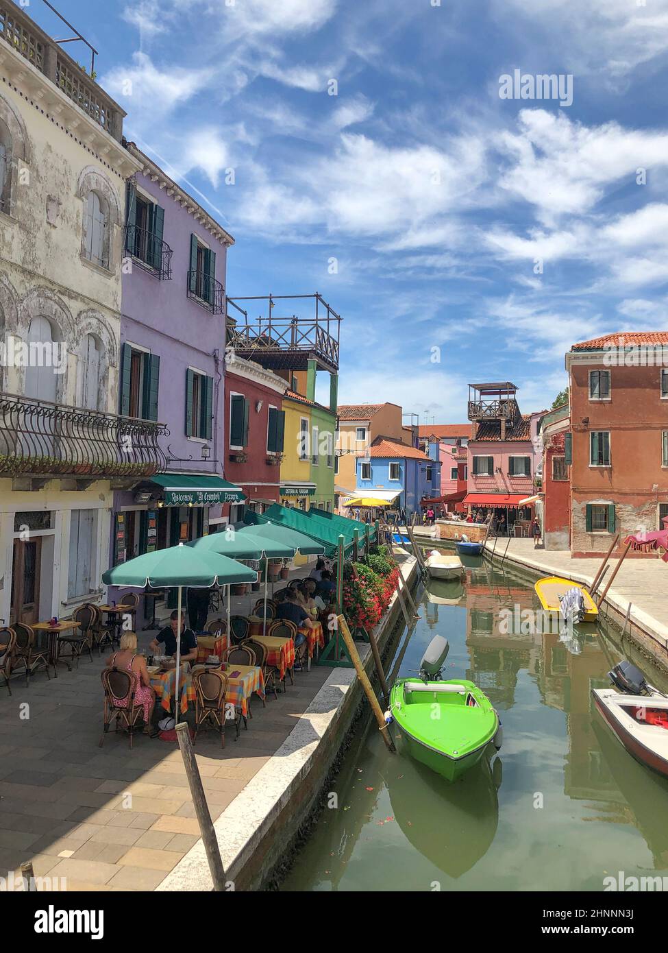 Malerische, schmale, farbenfrohe Häuser auf der venezianischen Insel Burano, Venedig, Italien Stockfoto