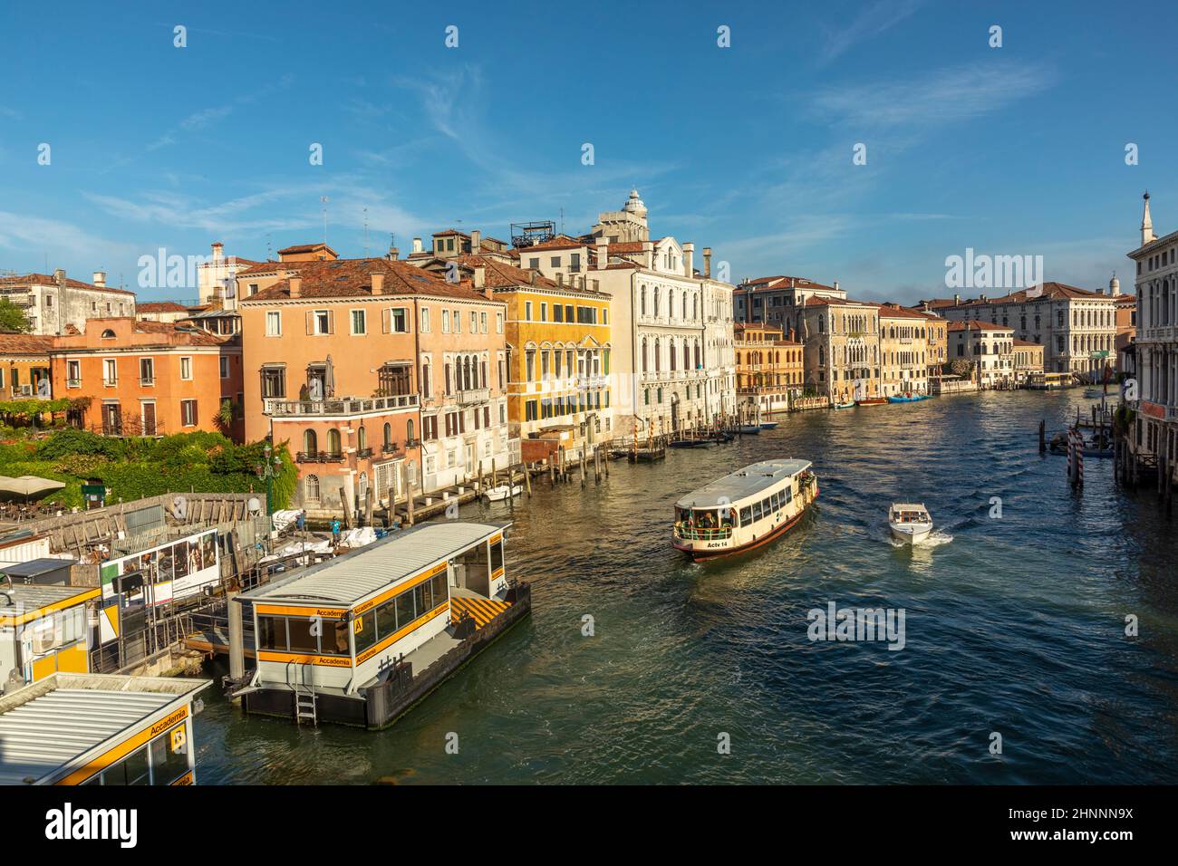 Blick von der Accademia-Brücke auf den Grand Canal in Venedig mit Morgenlicht auf die spektakulären Fassaden der alten Paläste Stockfoto