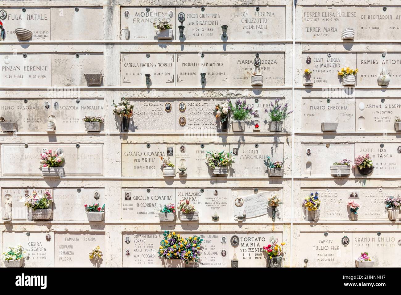 Historischer Friedhof von San Michele auf der Insel St. Michael in der Lagune von Venedig, zwischen Venedig und Murano. Erbaut im 19th. Jahrhundert. Stockfoto