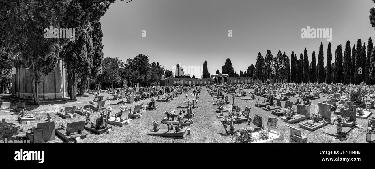 Historischer Friedhof von San Michele auf der Insel St. Michael in der Lagune von Venedig, zwischen Venedig und Murano. Erbaut im 19th. Jahrhundert. Stockfoto