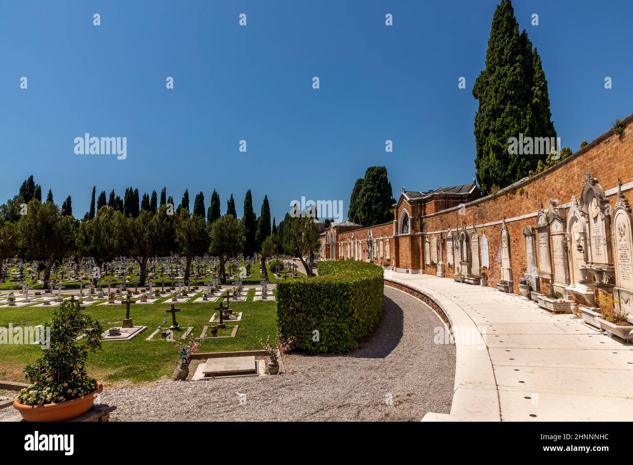 Historischer Friedhof von San Michele auf der Insel St. Michael in der Lagune von Venedig, zwischen Venedig und Murano. Erbaut im 19th. Jahrhundert. Stockfoto