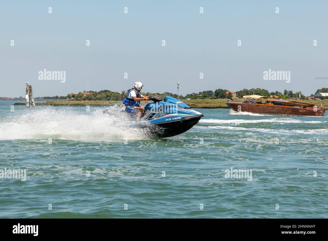 Polizei in einem Jet-Ski-Boot, das entlang der Lagune in Venedig, Italien, rast Stockfoto