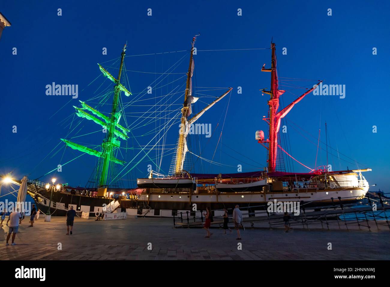 Das italienische Marineschiff Palinuro ankern am Tag am Pier von Venedig im Arsenal-Gebiet, der Gipfel von G20 findet in diesem Gebiet statt. Das Schiff ist mit italienischen Flaggen-Farben beleuchtet Stockfoto