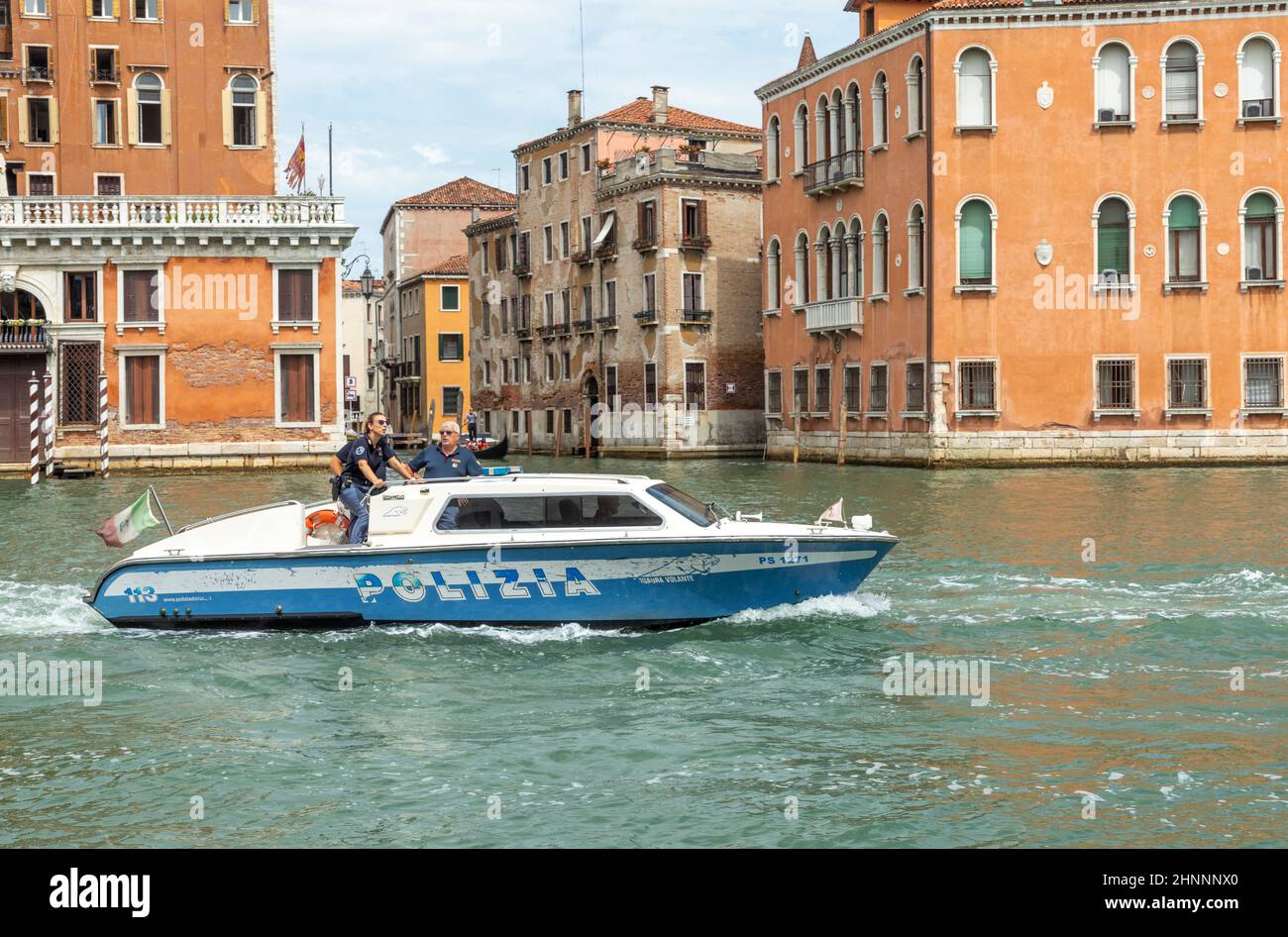 Der canale grande in Venedig wird aufgrund des Gipfeltreffens von G20, der vom 9th. Juli 2021 an stattfindet, von der Polizei unter besondere Beobachtung gestellt Stockfoto