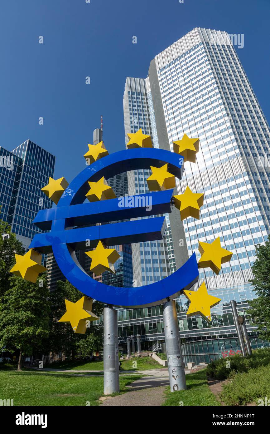 Euro-Zeichen. Die Europäische Zentralbank (EZB) ist die Zentralbank für den Euro und verwaltet die Geldpolitik der Eurozone in Frankfurt. Stockfoto