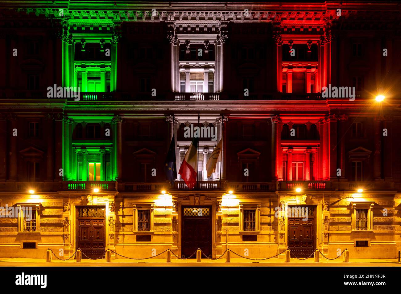 Fassade des alten Backsteingebäudes in Rom beleuchtet iby Licht in den Farben der italienischen Tricolore Stockfoto
