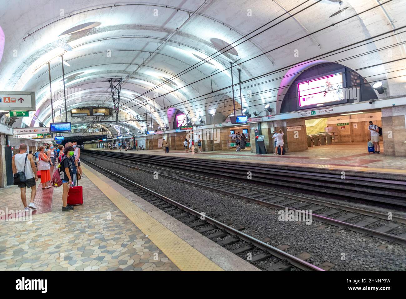 Am Bahnhof Termini in Rom warten die Leute auf die nächste U-Bahn Stockfoto