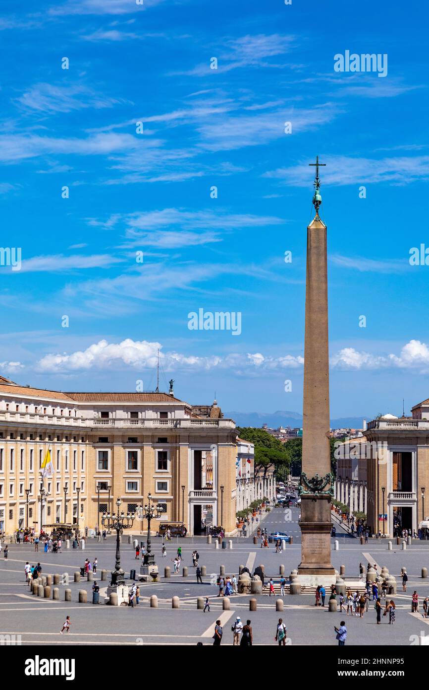 Touristen besuchen den Petersplatz im Vatikan mit den berühmten Gebäuden von Michelangelo in Rom, Italien Stockfoto