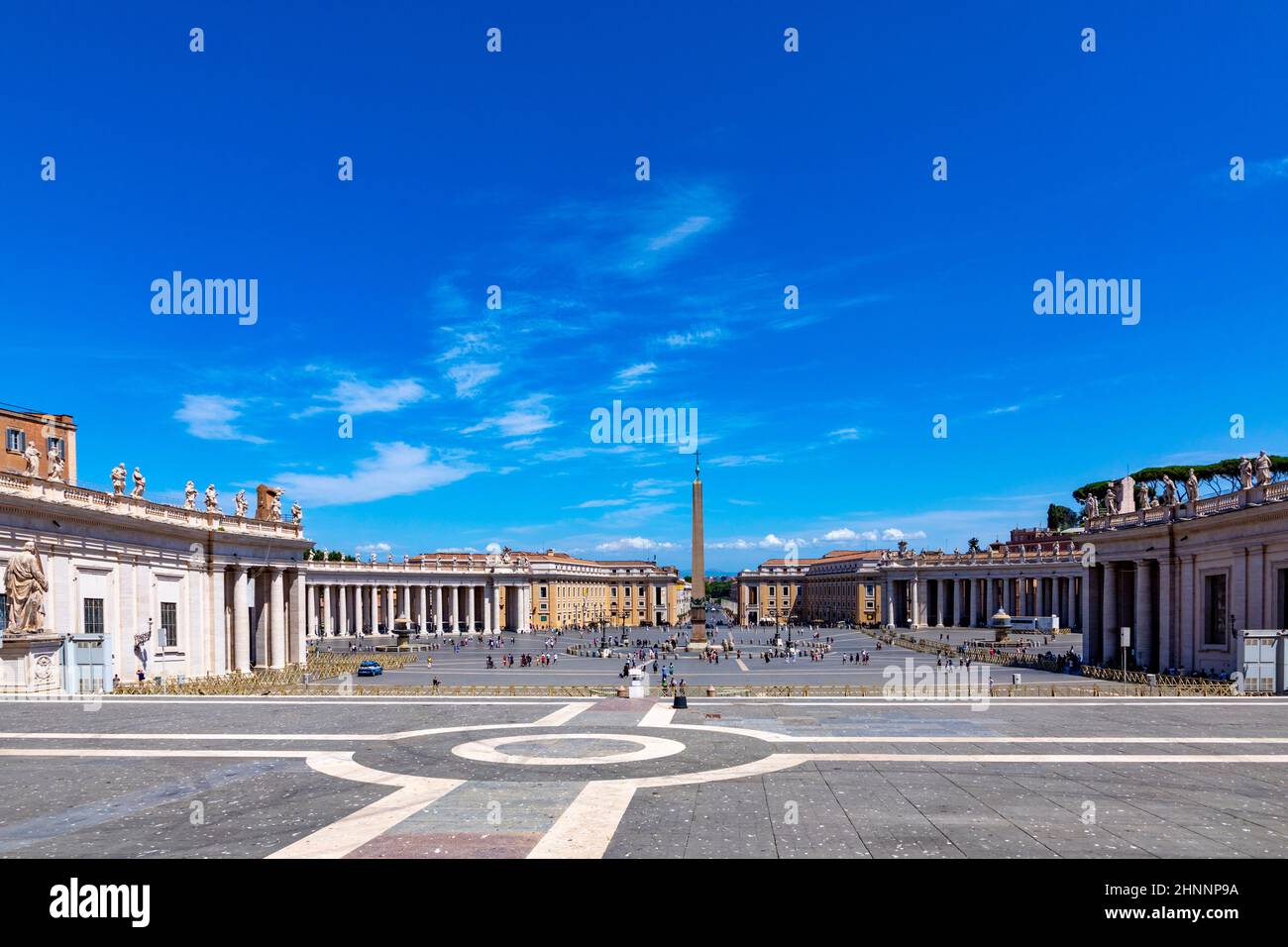 Touristen besuchen den Petersplatz im Vatikan mit den berühmten Gebäuden von Michelangelo in Rom, Italien Stockfoto
