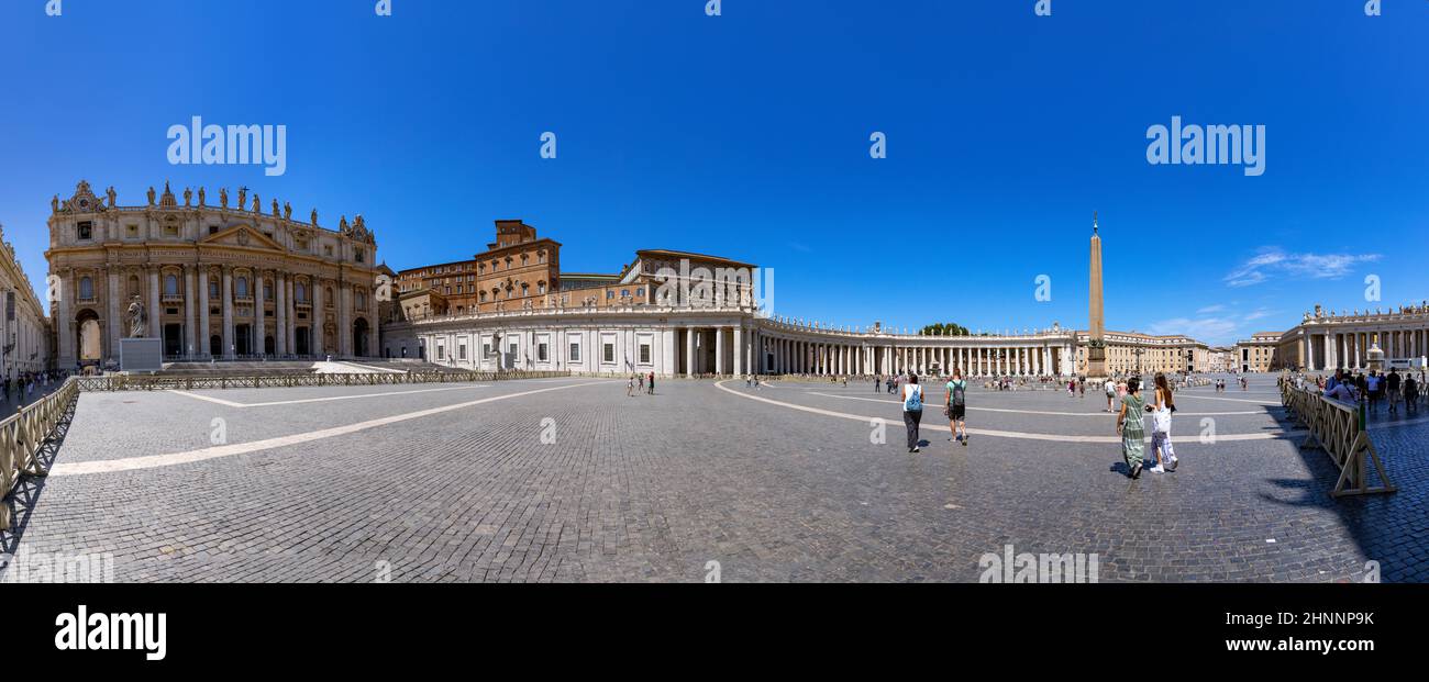 Die Besucher besuchen den Petersplatz im Vatikan mit den berühmten Gebäuden von Michelangelo in Rom, Italien Stockfoto