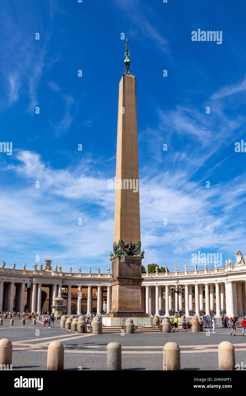 Altägyptischer Obelisk auf dem Petersplatz (Obelisco Piazza San Pietro) in der Vatikanstadt in Rom Stockfoto