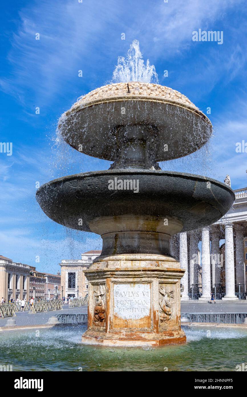 Brunnen auf dem Petersplatz vor dem Petersdom Stockfoto