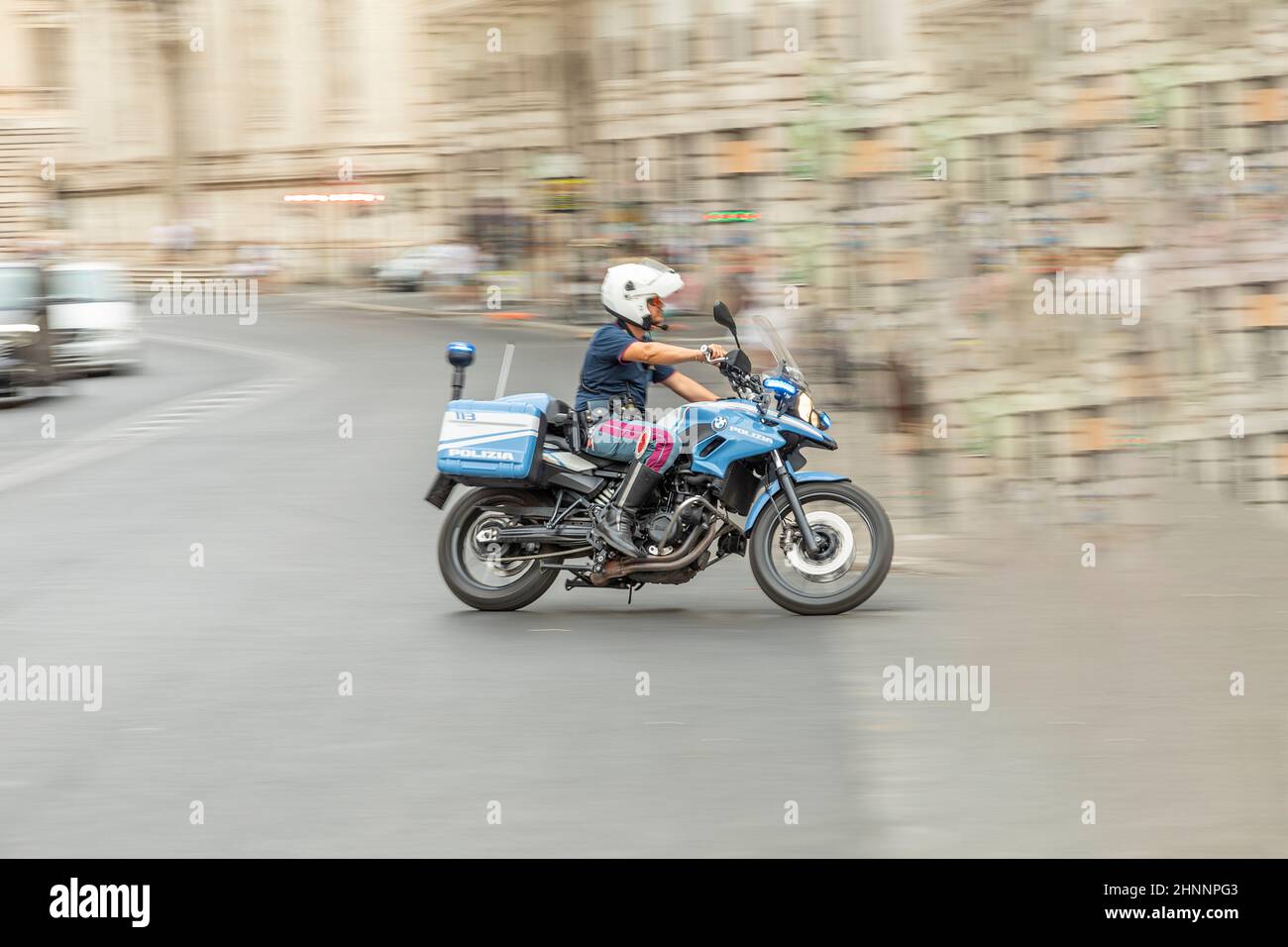 Die Polizei in Rom ist mit deutschen BMW-Motorrädern ausgestattet und führt Sicherheitskontrollen in Rom, Italien, durch Anwesenheit durch Stockfoto