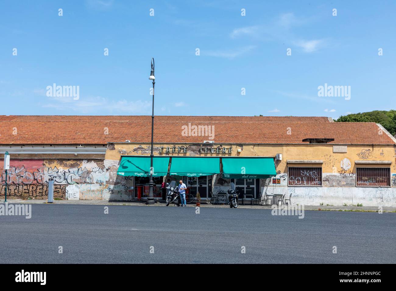 Altes kleines Café in einem alten Gebäude im alten Industriegebiet Testaccio in Rom, Italien. Stockfoto