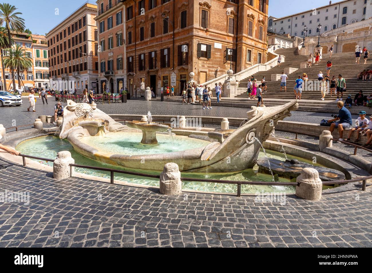 Fontana della Barcaccia auf der Piazza Spagna. Dieser Brunnen befindet sich in der Mitte des Platzes, stellt ein Schiffbruch, von Pietro Bernini gemacht Stockfoto
