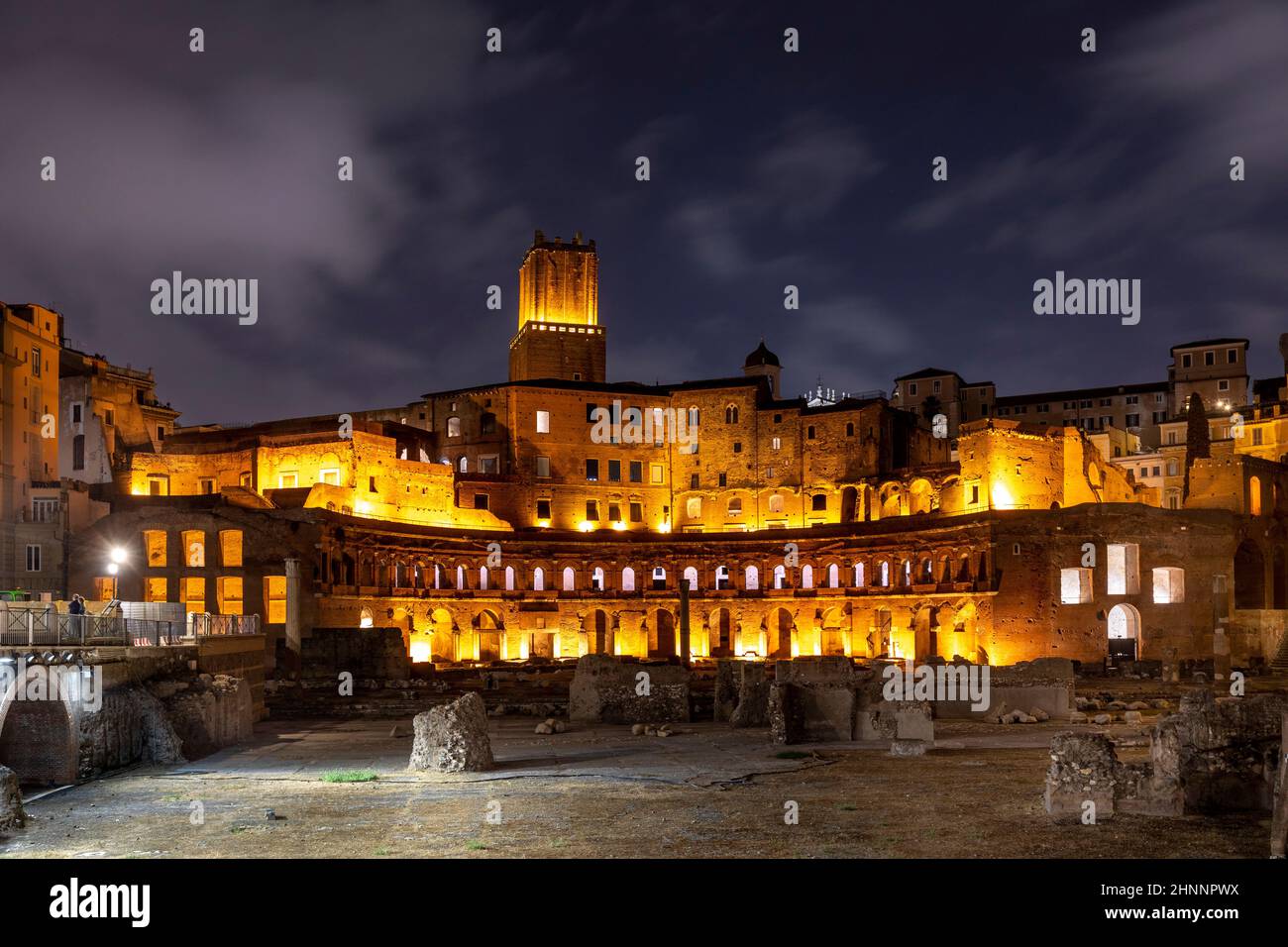 Nachtansicht des Forums von Alexander mit archäologischer Stätte in Rom Stockfoto