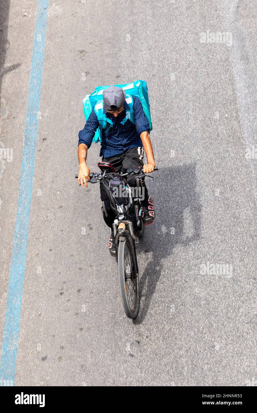 Mann auf dem Fahrrad in Rom in der Luftansicht. Viele Menschen in Rom bestellen Essen mit dem Fahrrad. Stockfoto