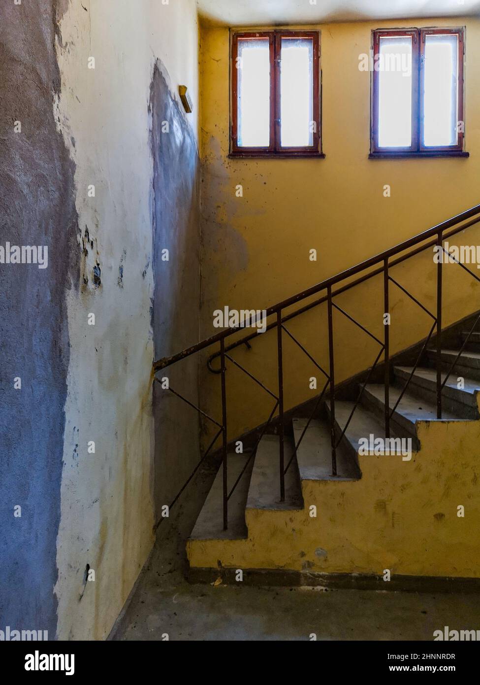 Die Treppen führen ins nichts, und der Beton ist unten an der alten Wand gemauert Stockfoto