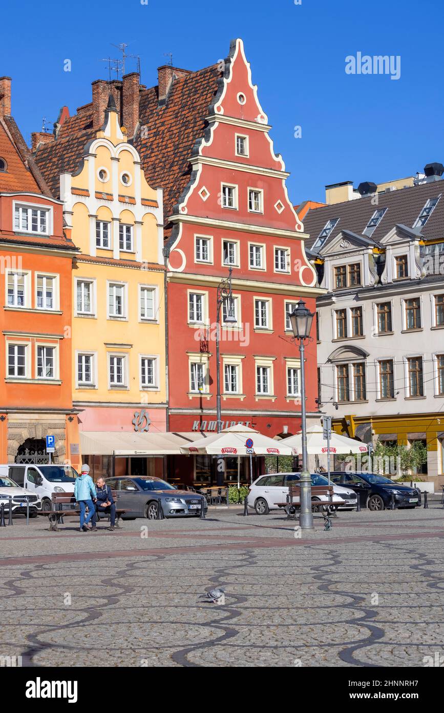 Ein Blick auf die bunten historischen Mietshäuser am Plac Solny, Breslau, Polen Stockfoto