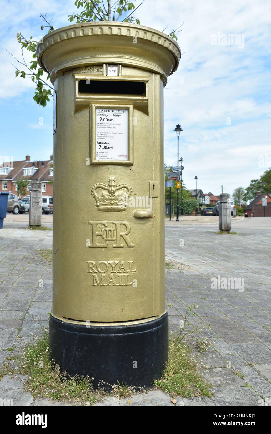 Royal Mail Gold Briefkasten zu Feiern, eine Goldmedaille bei den  Olympischen Spielen 2012 in Stratford-upon-Avon, Warwickshire, England,  Großbritannien Stockfotografie - Alamy