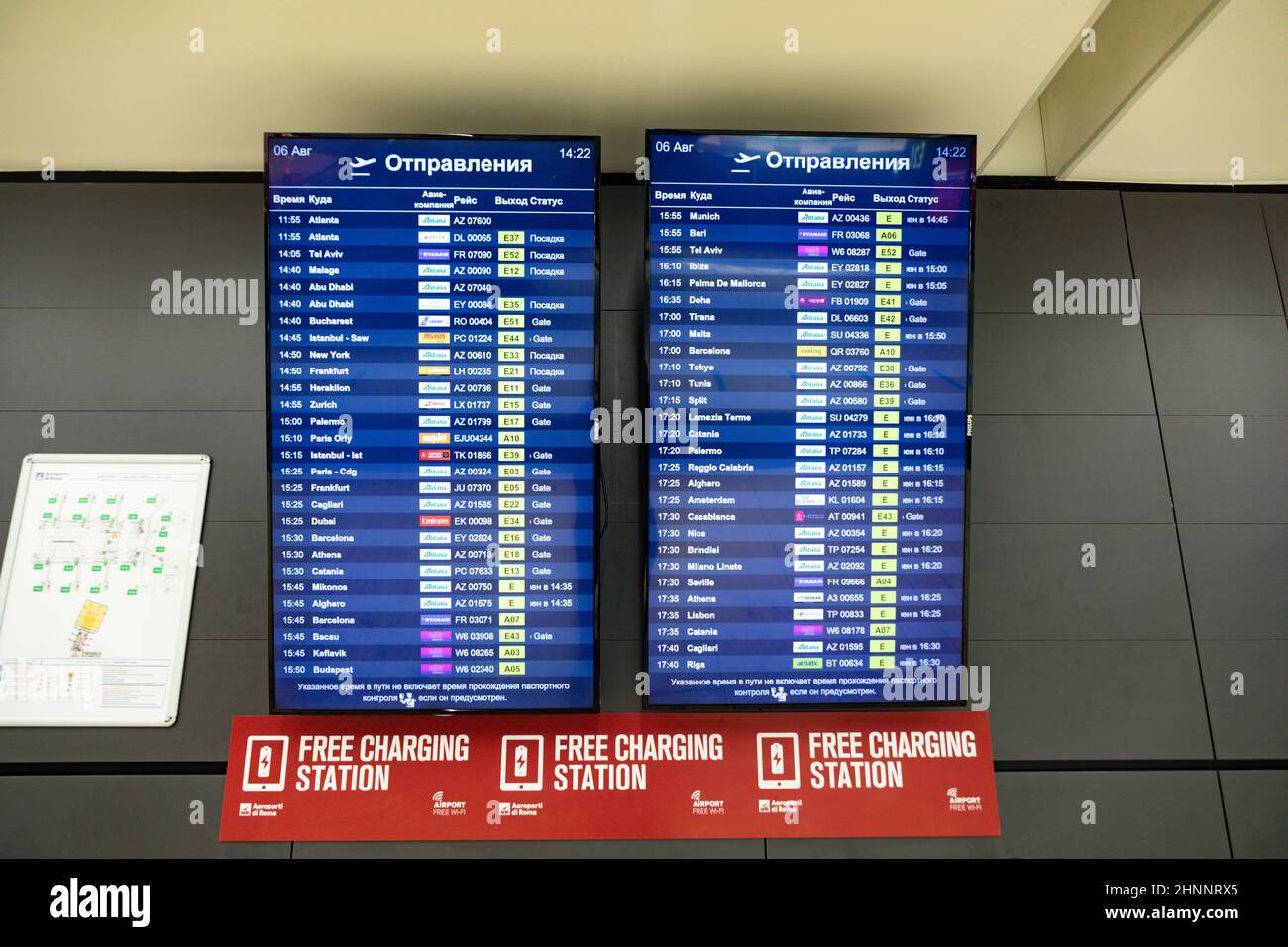 Ankunfts- und Abfahrtszeiten an einer Schildertafel am römischen Flughafen Fiumicino, teilweise in russischer Sprache Stockfoto