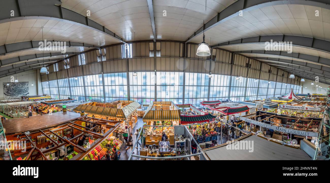 In der Kleinmarkthalle in Frankfurt, Deutschland, gehen die Menschen gerne einkaufen Stockfoto