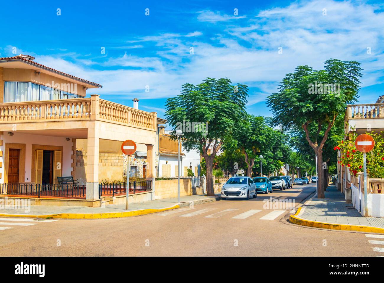 Typische Straße Autos Palmen Gebäude können Picafort auf Spanien. Stockfoto