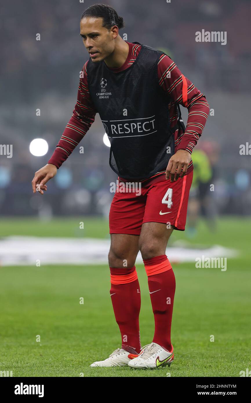 Mailand, Italien. 16th. Februar 2022. Virgil Van Dijk vom FC Liverpool erwärmt sich während der UEFA Champions League 2021/22 Runde von 16 - Fußballspiel der ersten Etappe zwischen dem FC Internazionale und dem FC Liverpool im Giuseppe Meazza Stadium, Mailand, Italien am 16. Februar 2022 Quelle: Independent Photo Agency/Alamy Live News Stockfoto