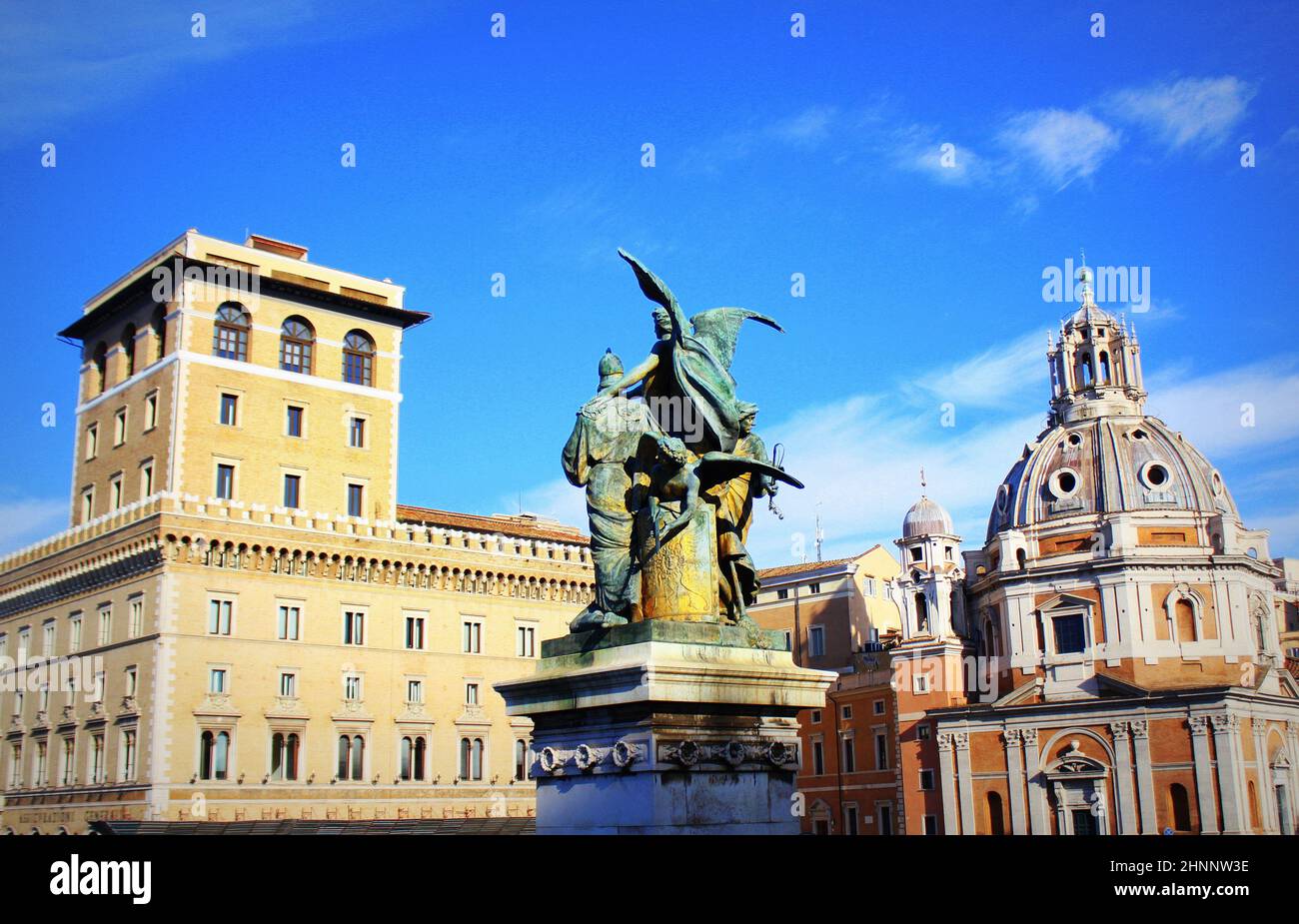 ROM, ITALIEN - DEZEMBER 29: Statue des Gedankens, der von Giulio Monteverde im Denkmal für Viktor Emmanuel II. Geschnitzt wurde Piazza Di Venezia, Rom, Italien Stockfoto