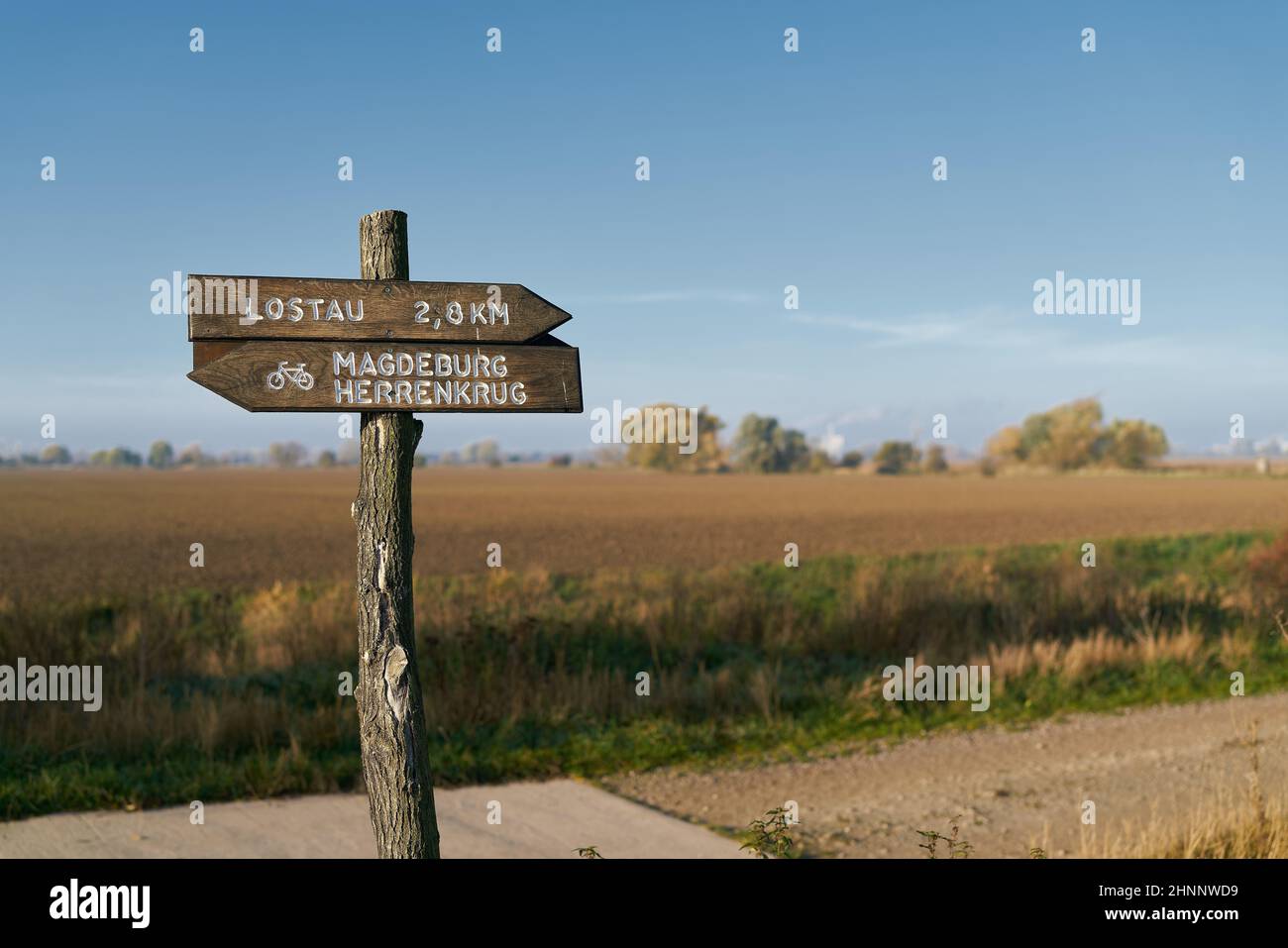 Wegweiser auf dem beliebten Elbradweg zwischen der Stadt Magdeburg und dem Dorf Lostau in Deutschland Stockfoto