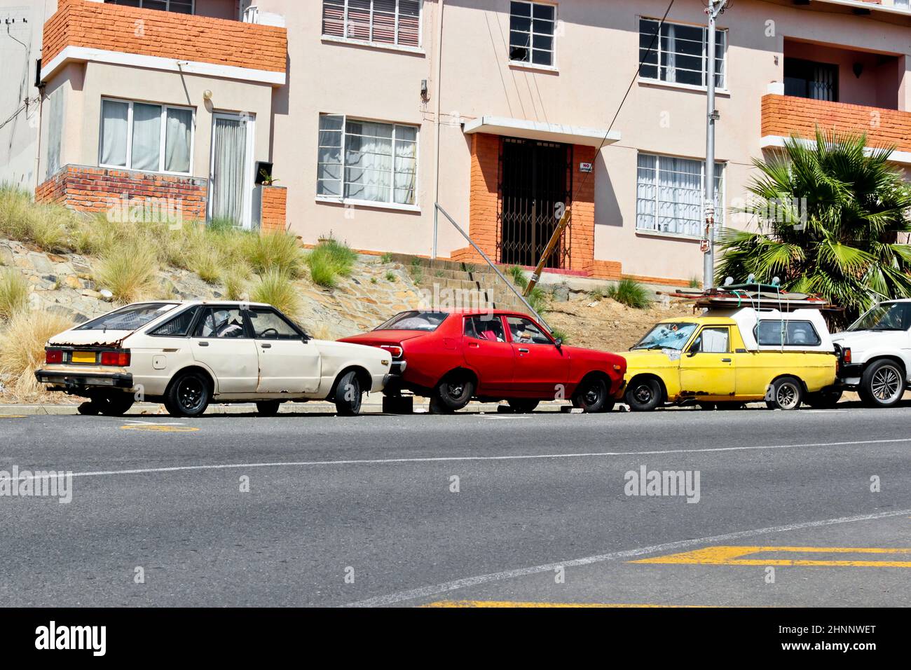 Kaputte Autowracks in Kapstadt, Südafrika Stadtleben. Stockfoto
