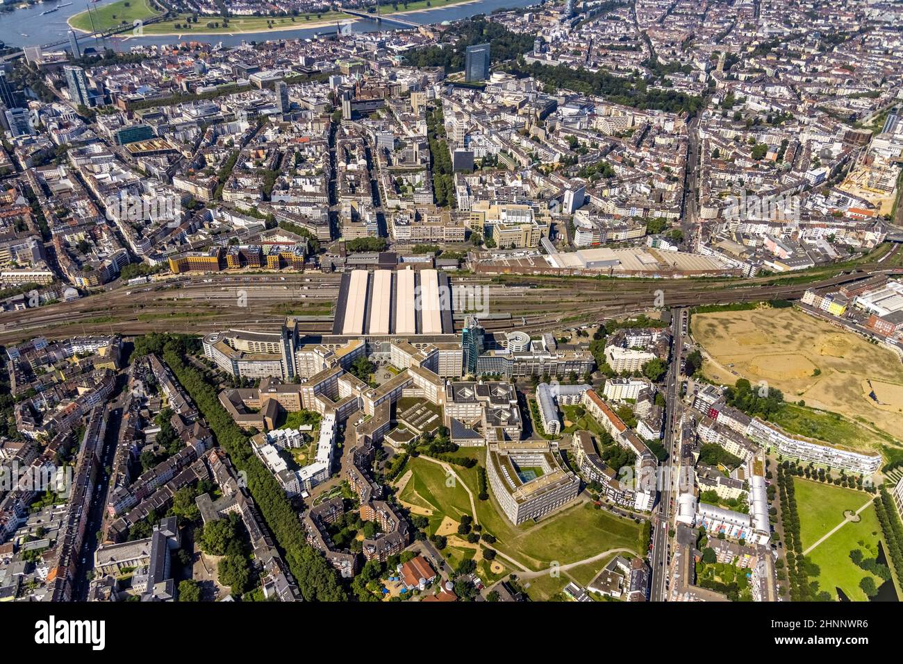 Luftaufnahme, Düsseldorfer Hauptbahnhof und Bahnhofsvorplatz am Konrad-Adenauer-Platz / Bertha-von-Suttner-Platz im Stadtteil Oberbilk in Düsseldorf, Stockfoto