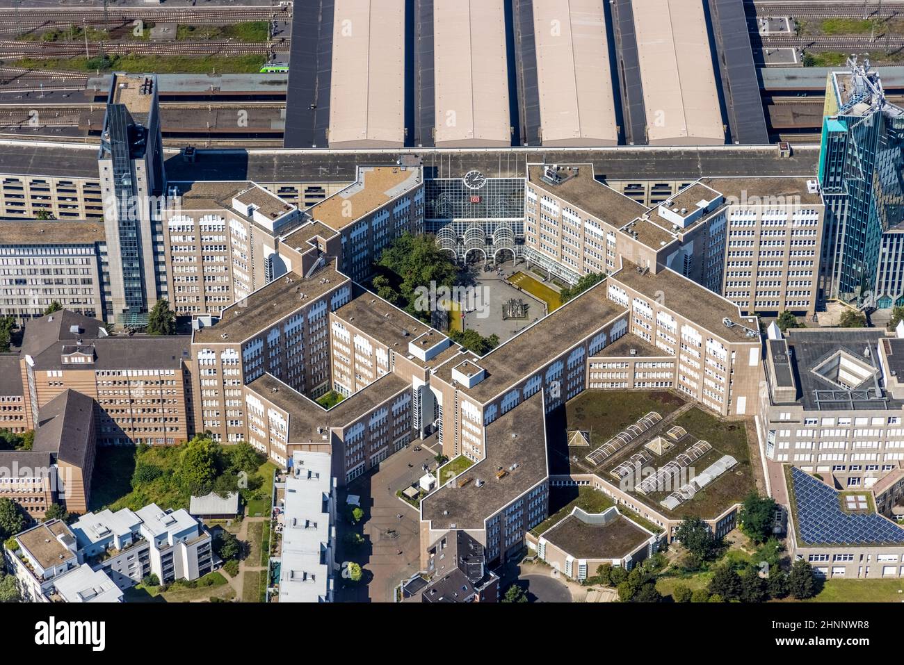 Luftaufnahme, Düsseldorfer Hauptbahnhof und Bahnhofsvorplatz am KonradAdenauerPlatz / Bertha Luftaufnahme, Düsseldorfer Hauptbahnhof und Bahnhofsvorplatz am KonradAdenauerPlatz / Bertha