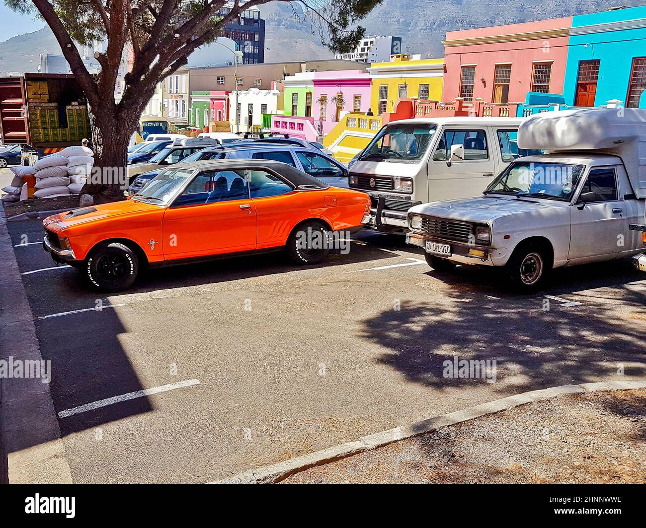 Urban Life Autos und Straßen in Bo-Kaap, Kapstadt. Stockfoto