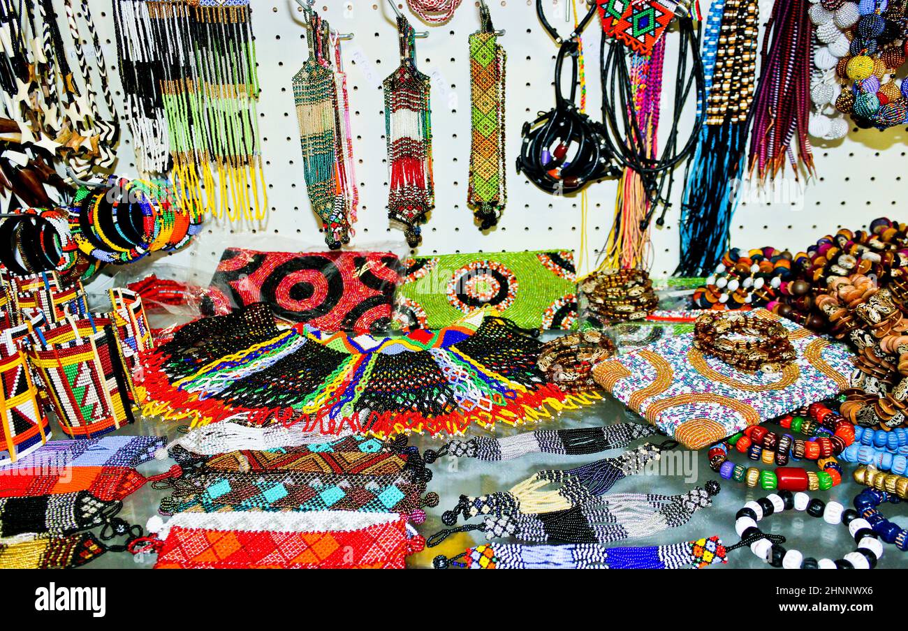 Bunte afrikanische Armbänder, Halsketten und Schmuck, Kapstadt. Stockfoto